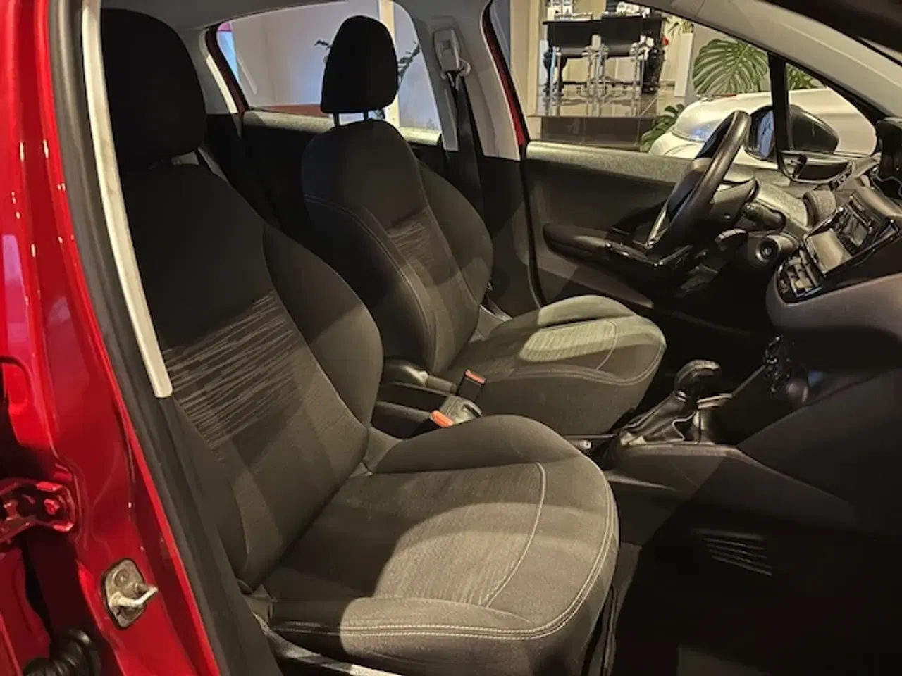 Billede 17 - 208 med fuld service.