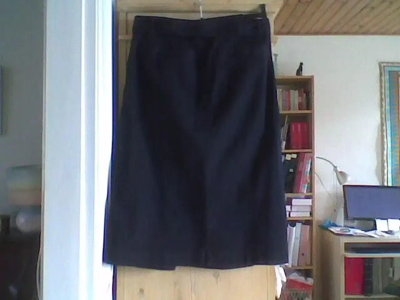 Billede 2 - Fin og anvendelig mørkeblå nederdel.