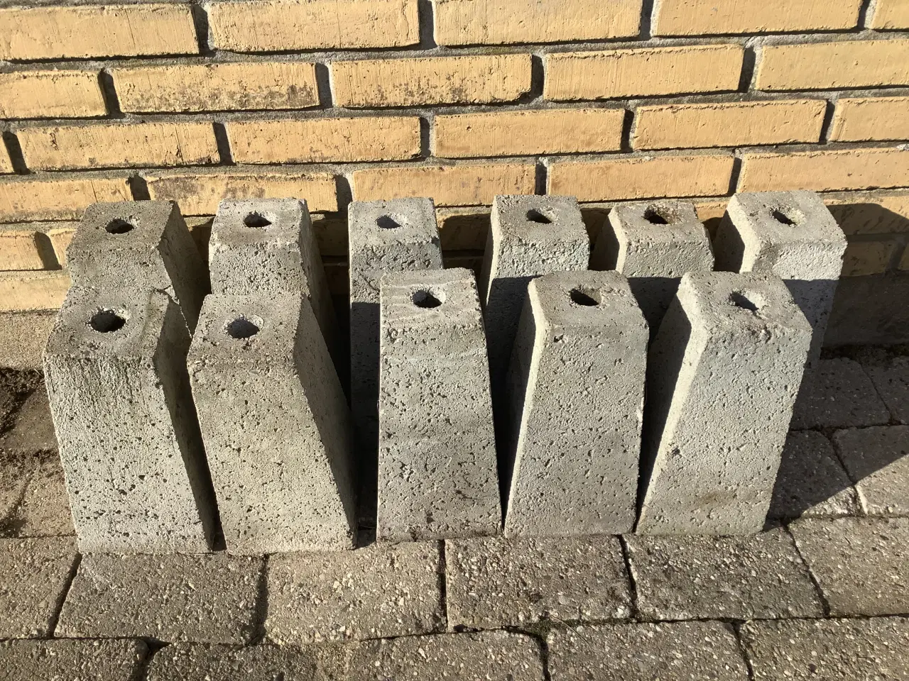 Billede 1 - Beton stolpefødder, stolpebærer, stolpesten 