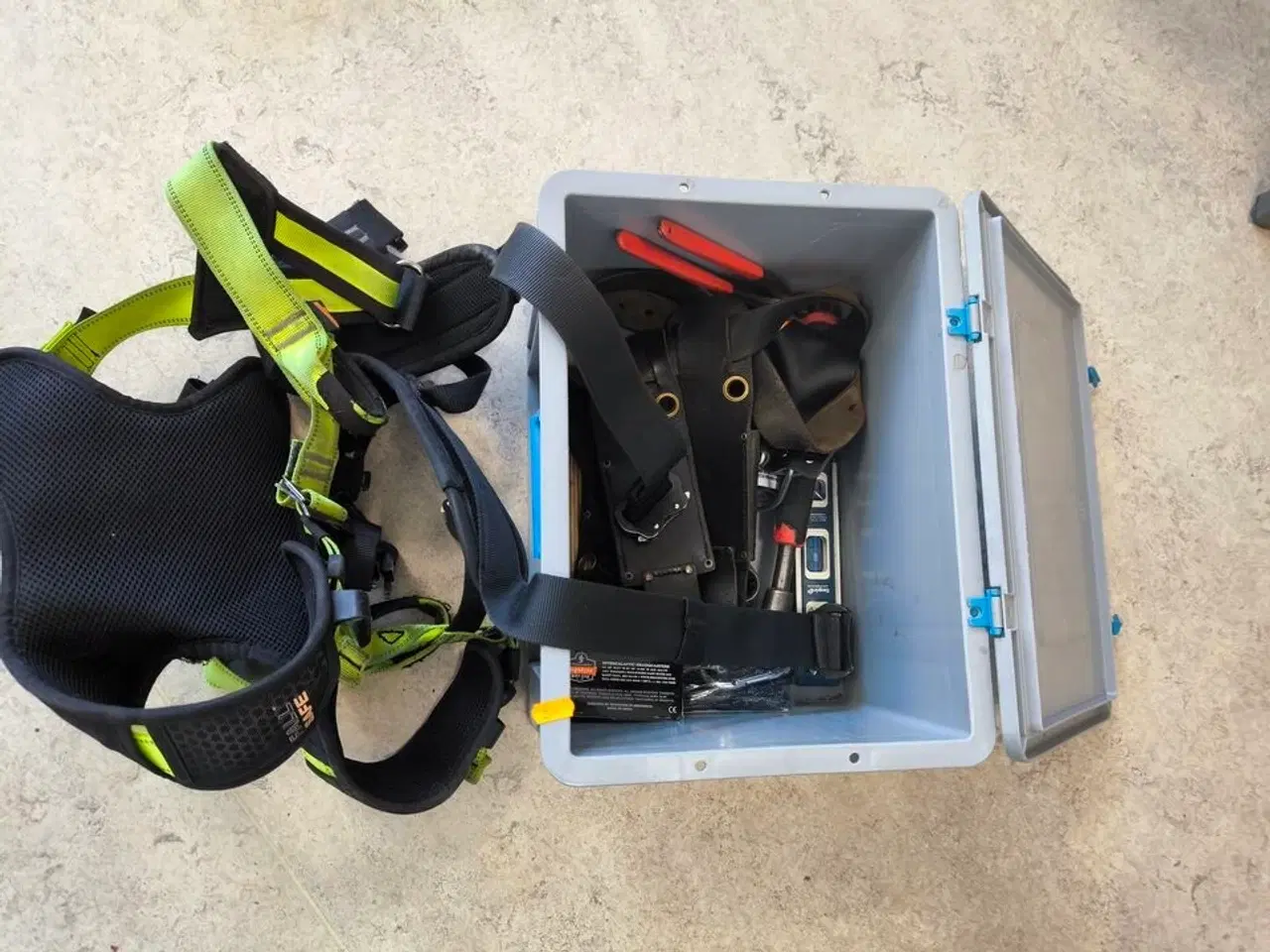 Billede 1 - Kasse m. sikringsgrej samt div.