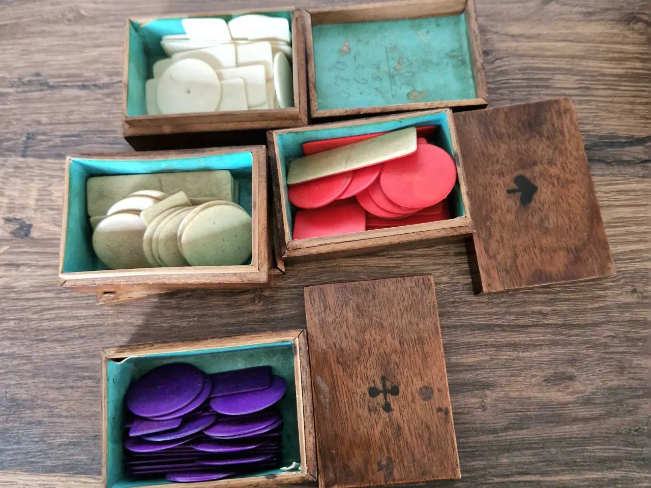 Billede 5 - Antikke trææsker til spil fra år 1900