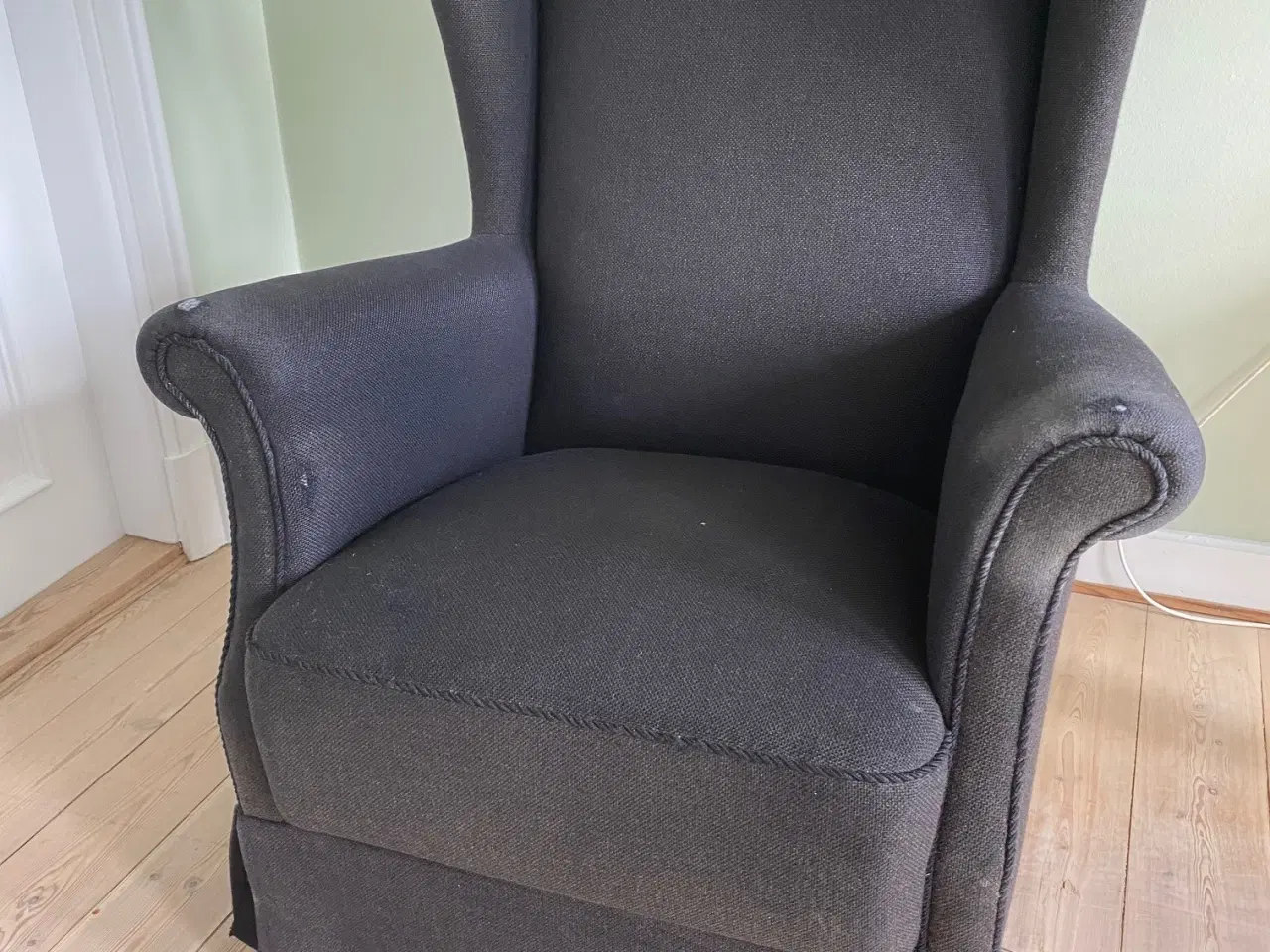 Billede 2 - Vintage øreklapstol med betræk af sort uld.