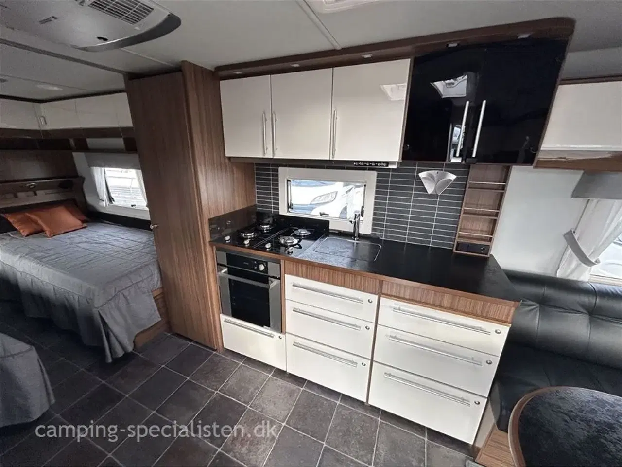 Billede 7 - 2020 - Polar Customized 680   Polar  Customized 680 med enkelte senge og ende badeværelse model 2020 kan nu ses hos Camping-Specialisten.dk