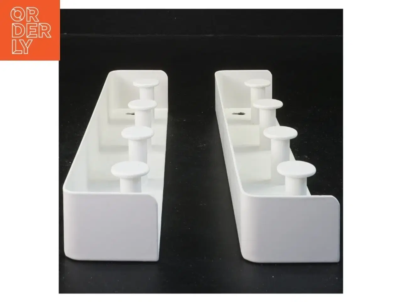 Billede 2 - Vægmonteret hvid knagerække fra IKEA (str. 27x5x3,5 cm)