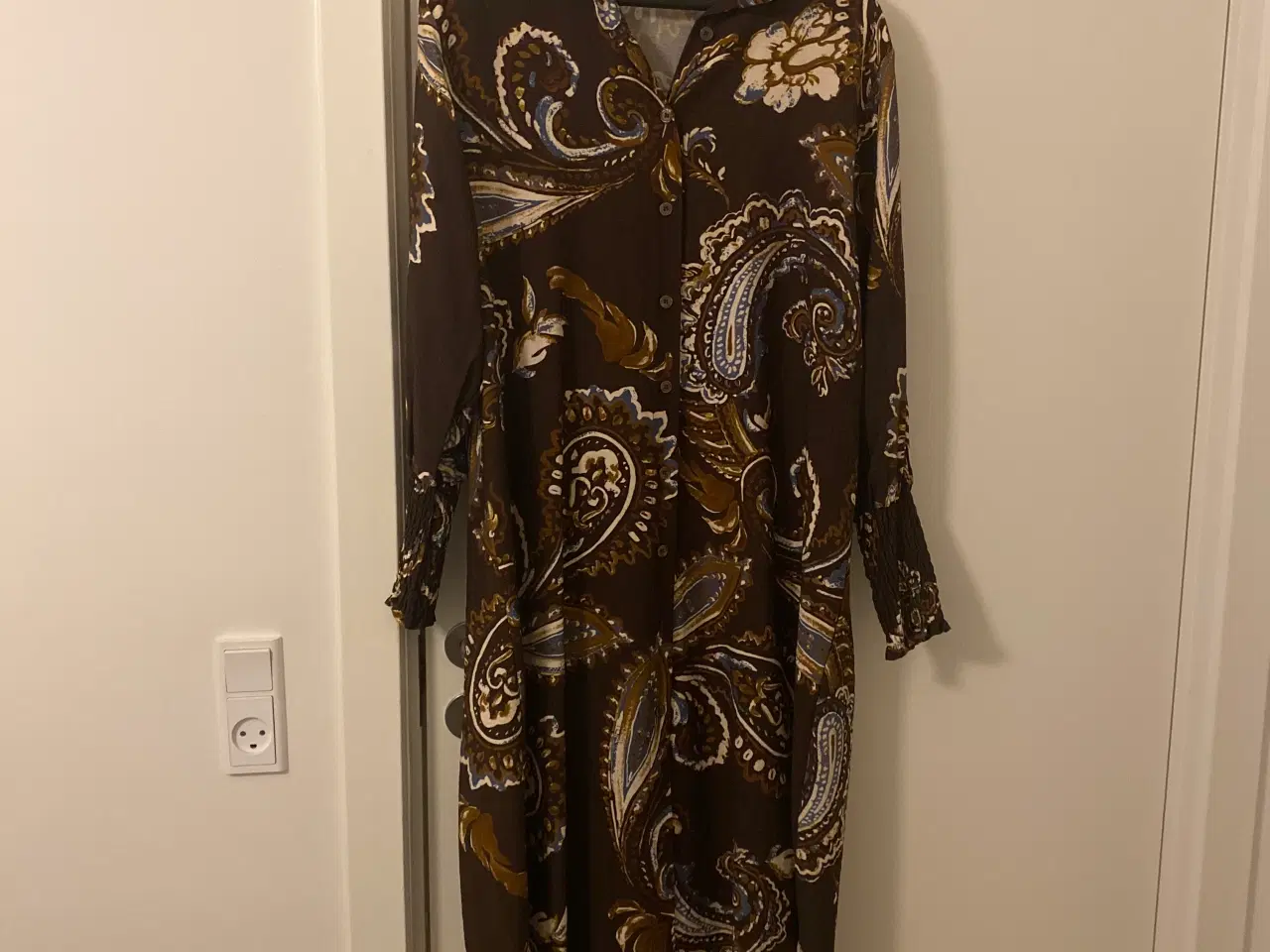 Billede 1 - Kjole i brunt mønster