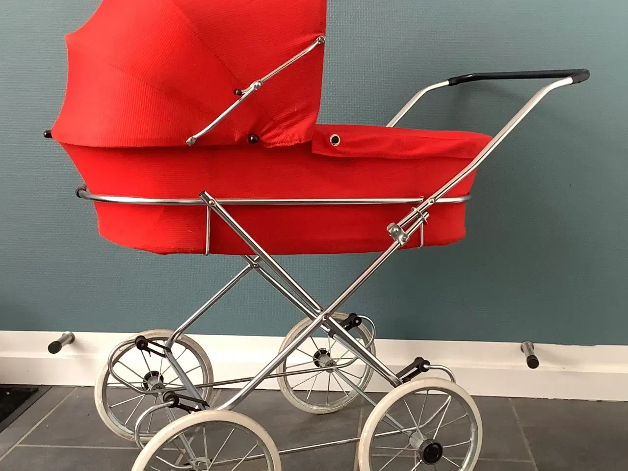 Billede 3 - Dukkevogn rød og crom stål stel