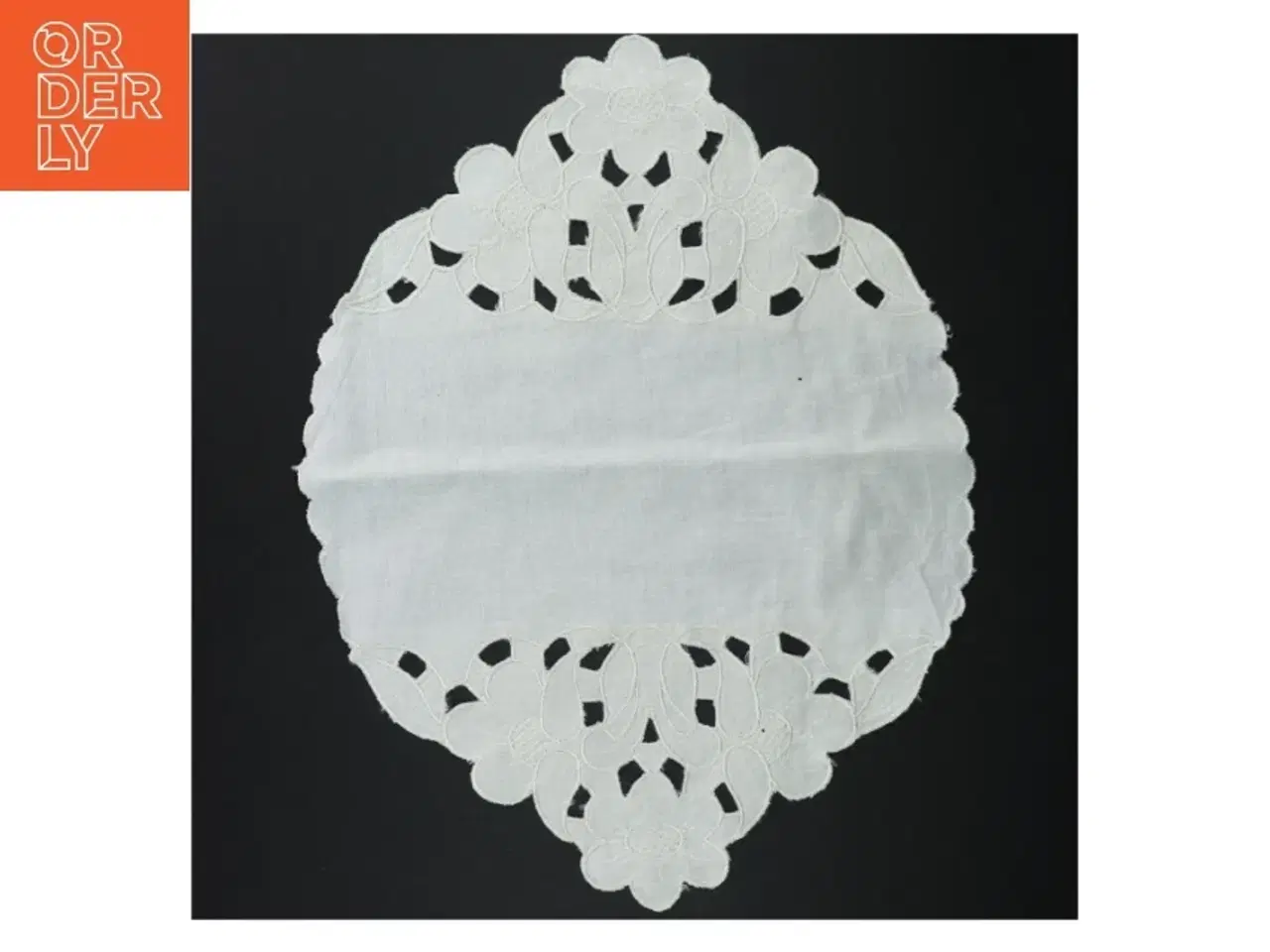 Billede 1 - dekorativ hvid dug (str. 38 x 29 cm)