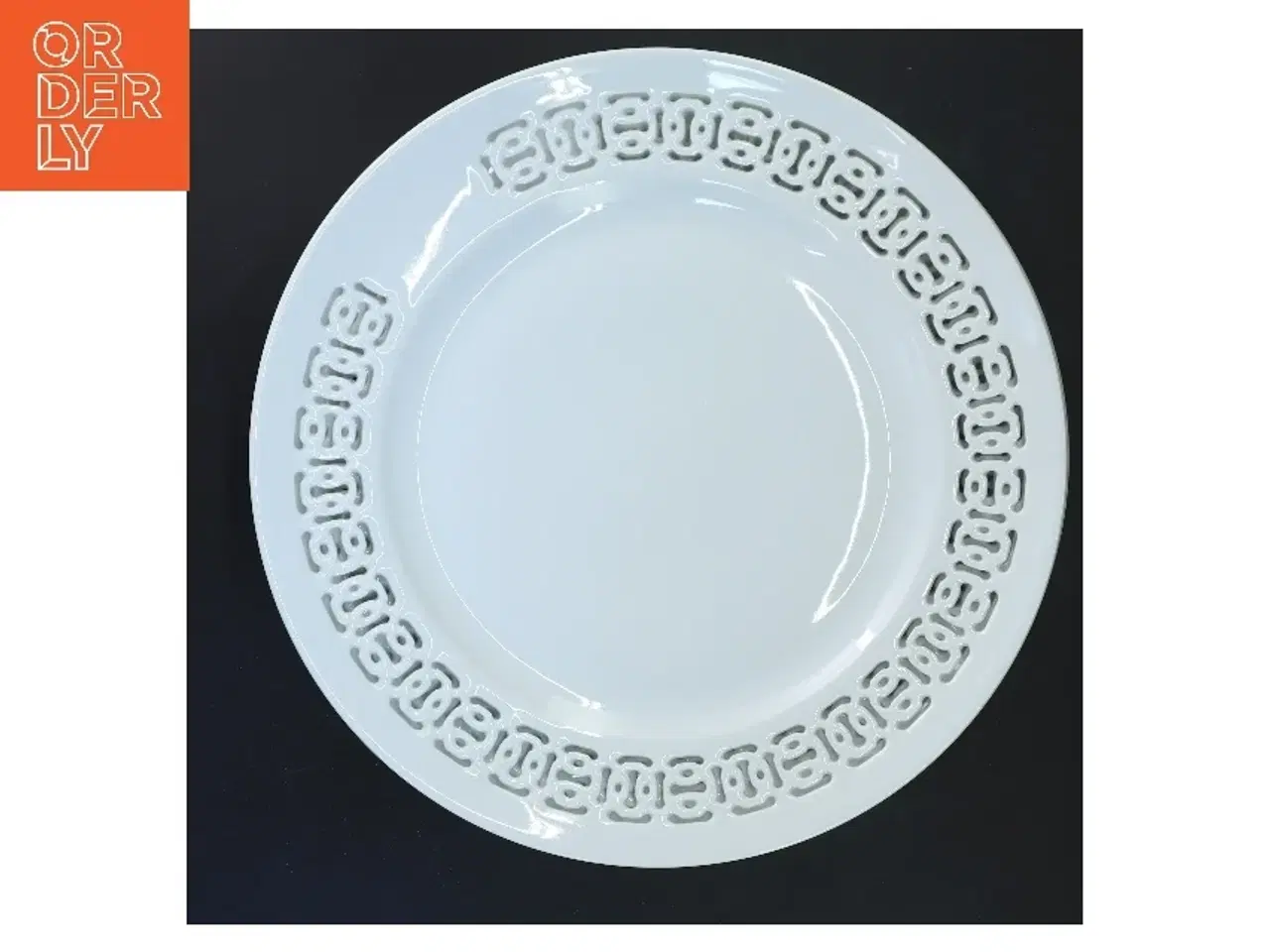 Billede 2 - 6 hvide middagstallerkener med gennembrudt kant Ø 27,5 cm (str. 6 stk Ø 27,5 cm)