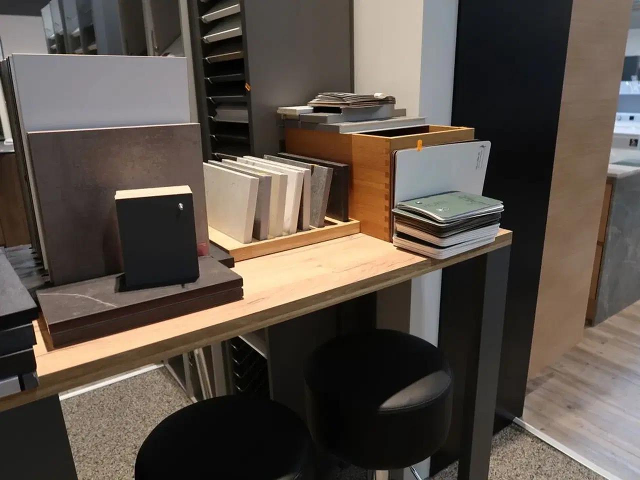 Billede 3 - Barbord med 2 stk. barstole