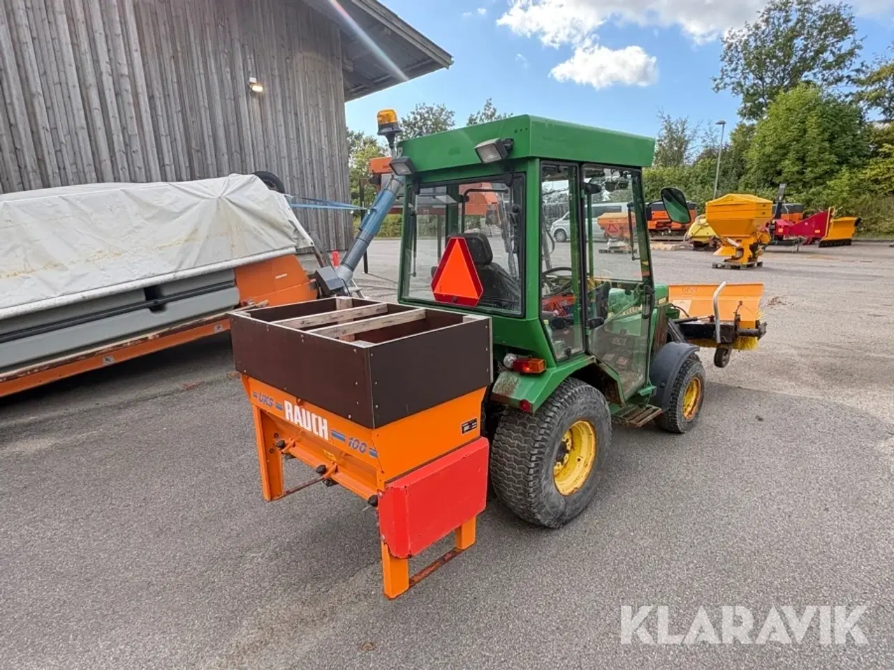 Billede 3 - Traktor John Deere 855 med kost og udlægger
