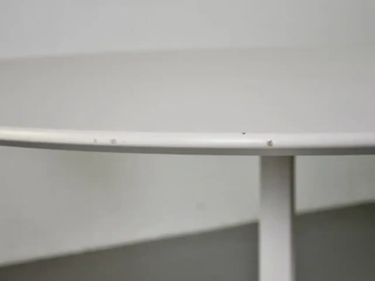 Billede 6 - Rundt montana mødebord med hvid plade og hvidt stel