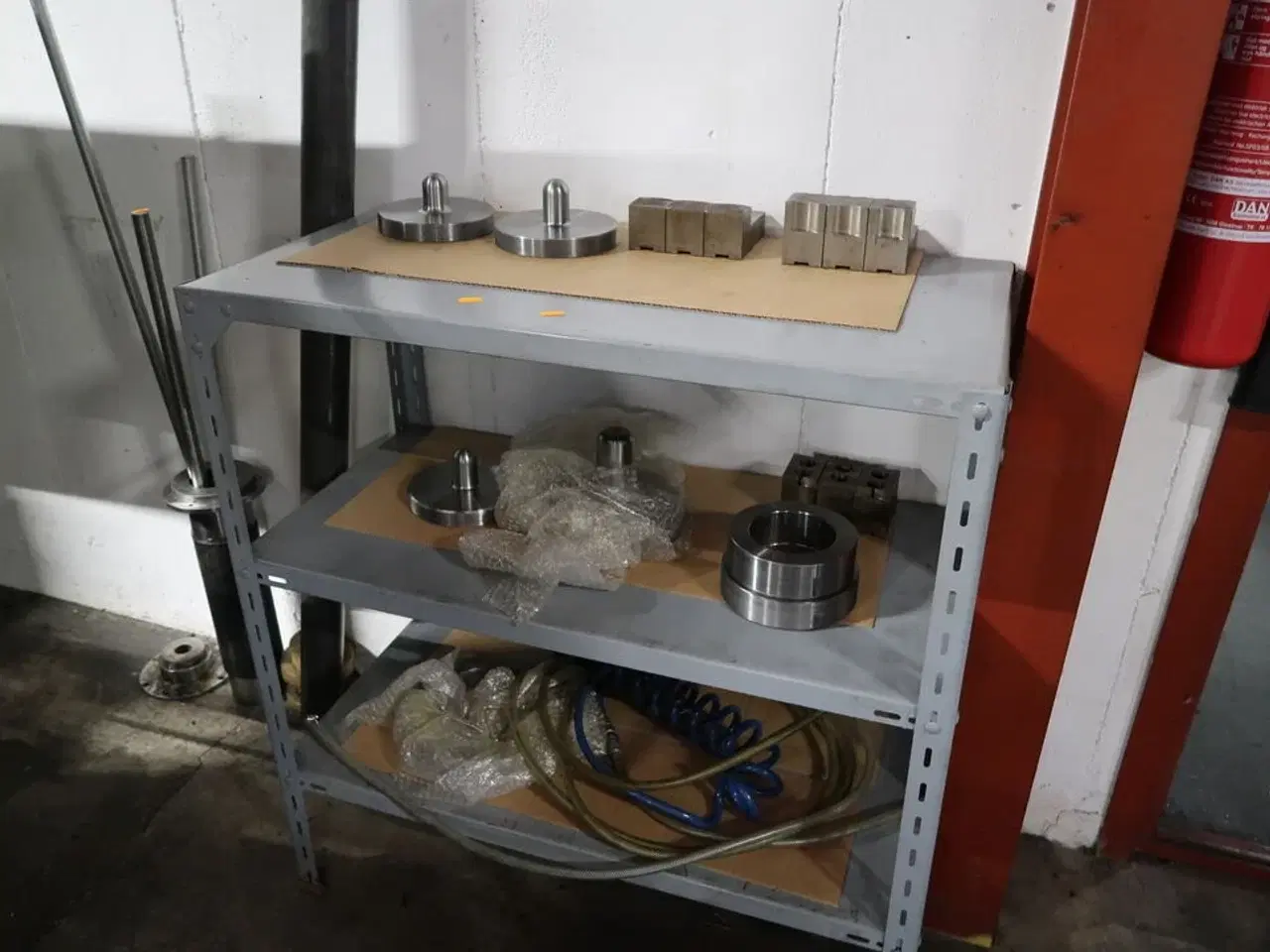 Billede 2 - Reol med indhold