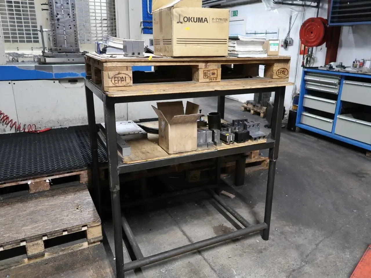 Billede 1 - Pallebord/reol med div. Specialværktøj