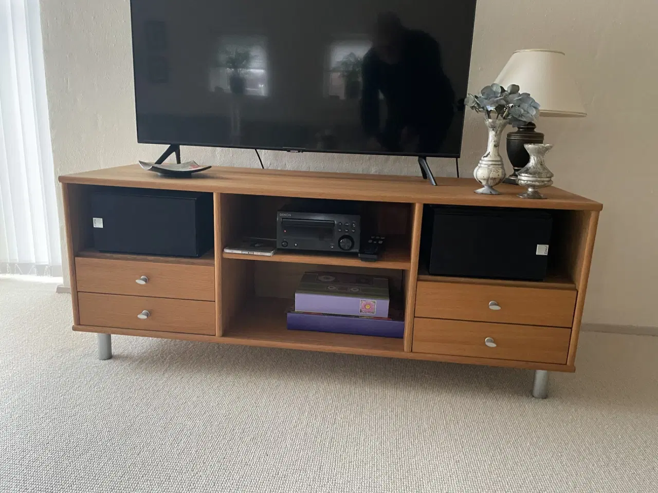 Billede 1 - Flot tv-bord i lyst eg