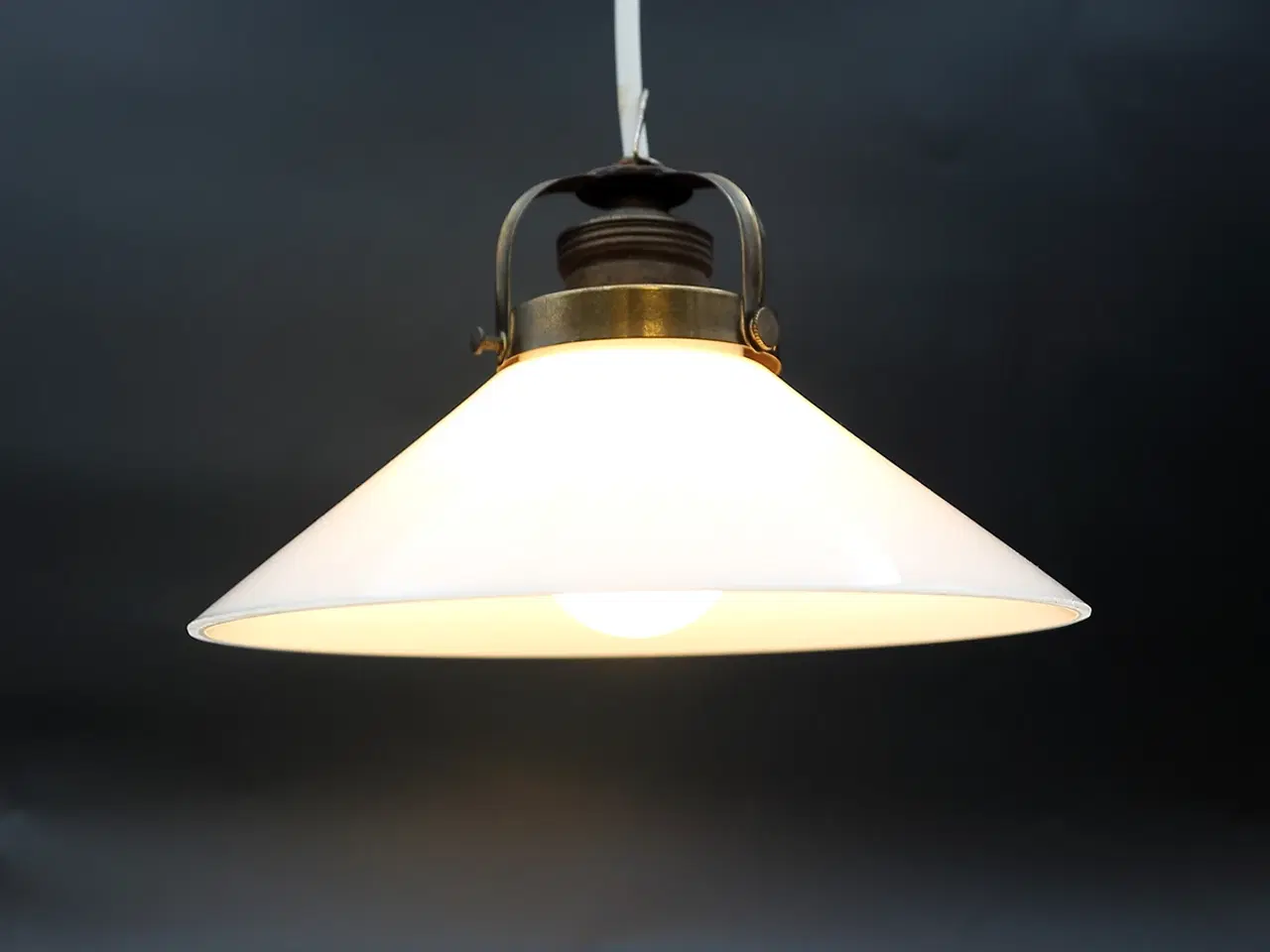 Billede 1 - Dansk skomagerlampe i opalglas fra 1940–50’erne