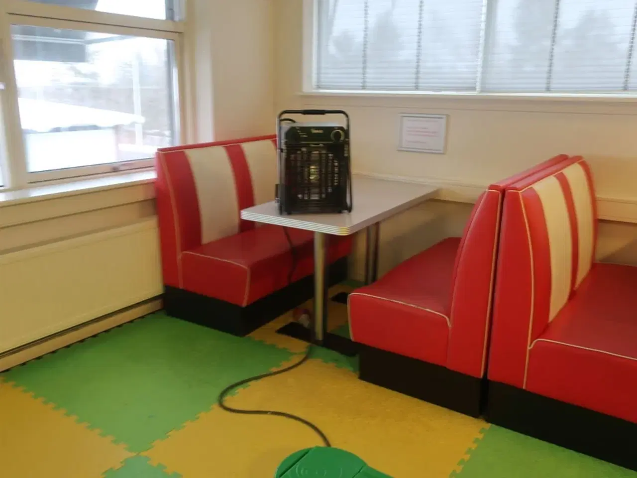 Billede 6 - 12 stk. bænke samt 6 stk. spiseborde