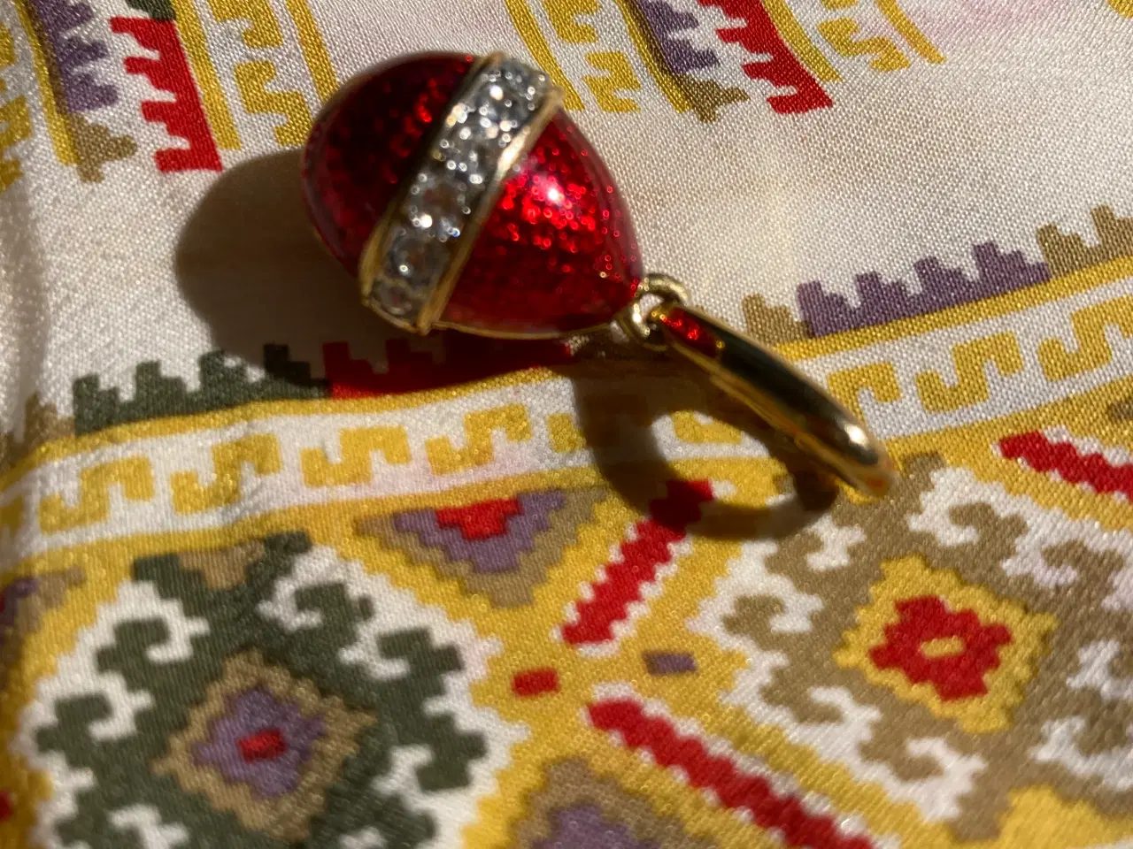 Billede 1 - Lille "Farberge´" æg vedhæng i dyb rødt