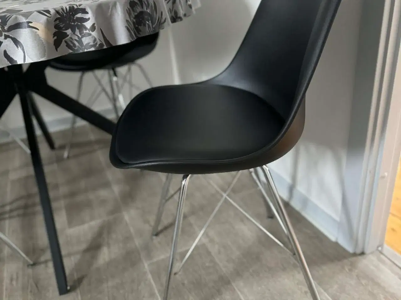 Billede 2 - Flot rundt sort spisebord med 4 stole