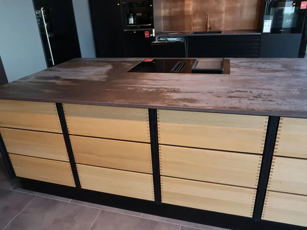Billede 4 - Køkken AUBO Black Oak / Oak Line, Sort med armatur uden hårdehvidevarer