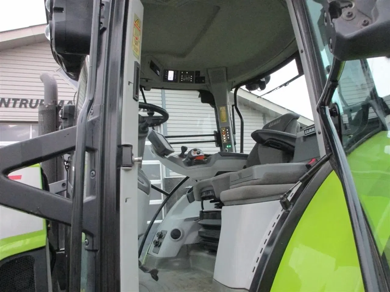 Billede 7 - CLAAS ARION 550 C-matic med frontlift, affjedret foraksel og affjedret kabine.