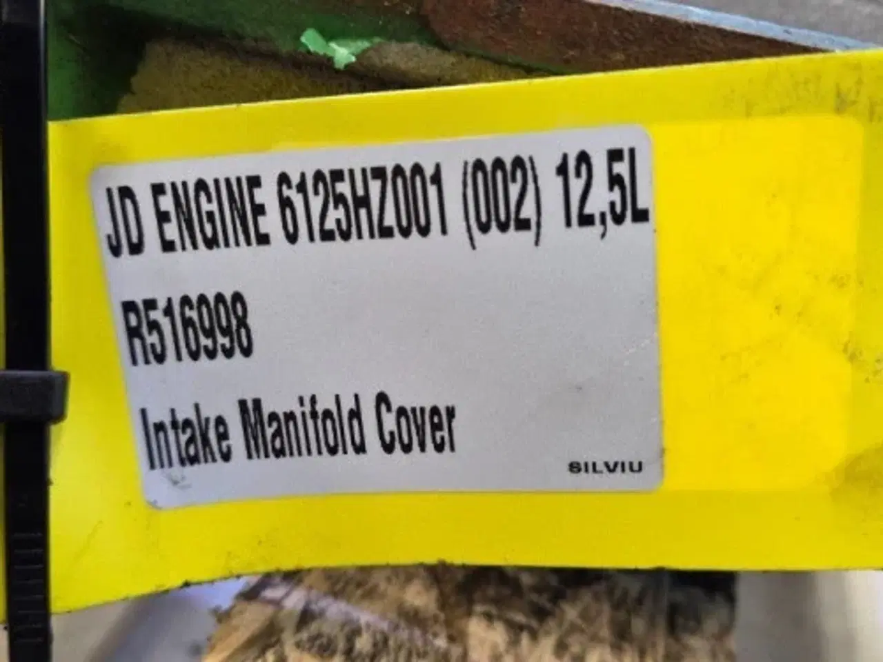Billede 2 - John Deere 6125HZ001 Indsugningsmanifolddæksel R516998