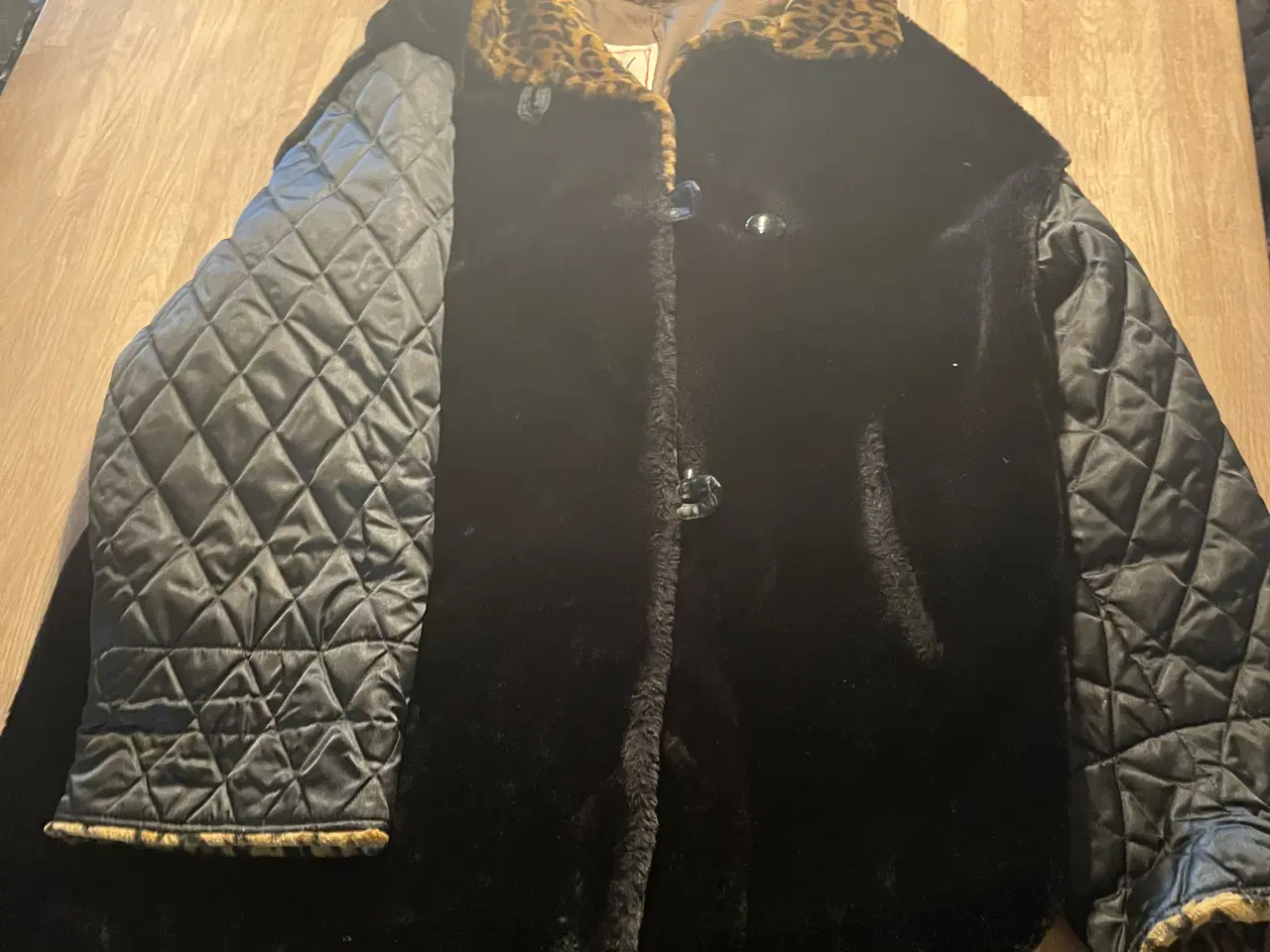Billede 1 - Pels-jakke str. 48 med Leo-detaljer