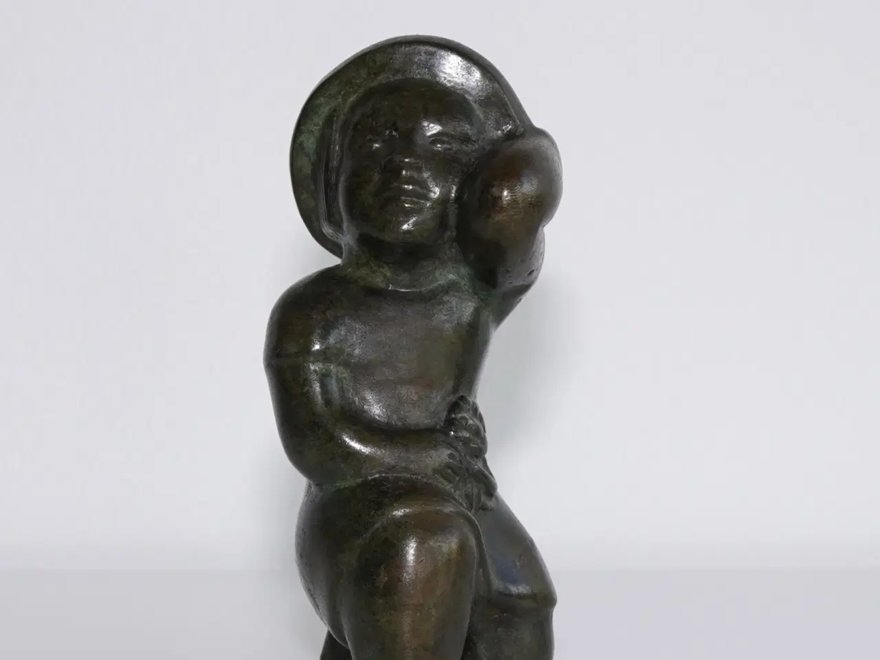 Billede 9 - Ældre pige figur med hat i massiv patineret bronze