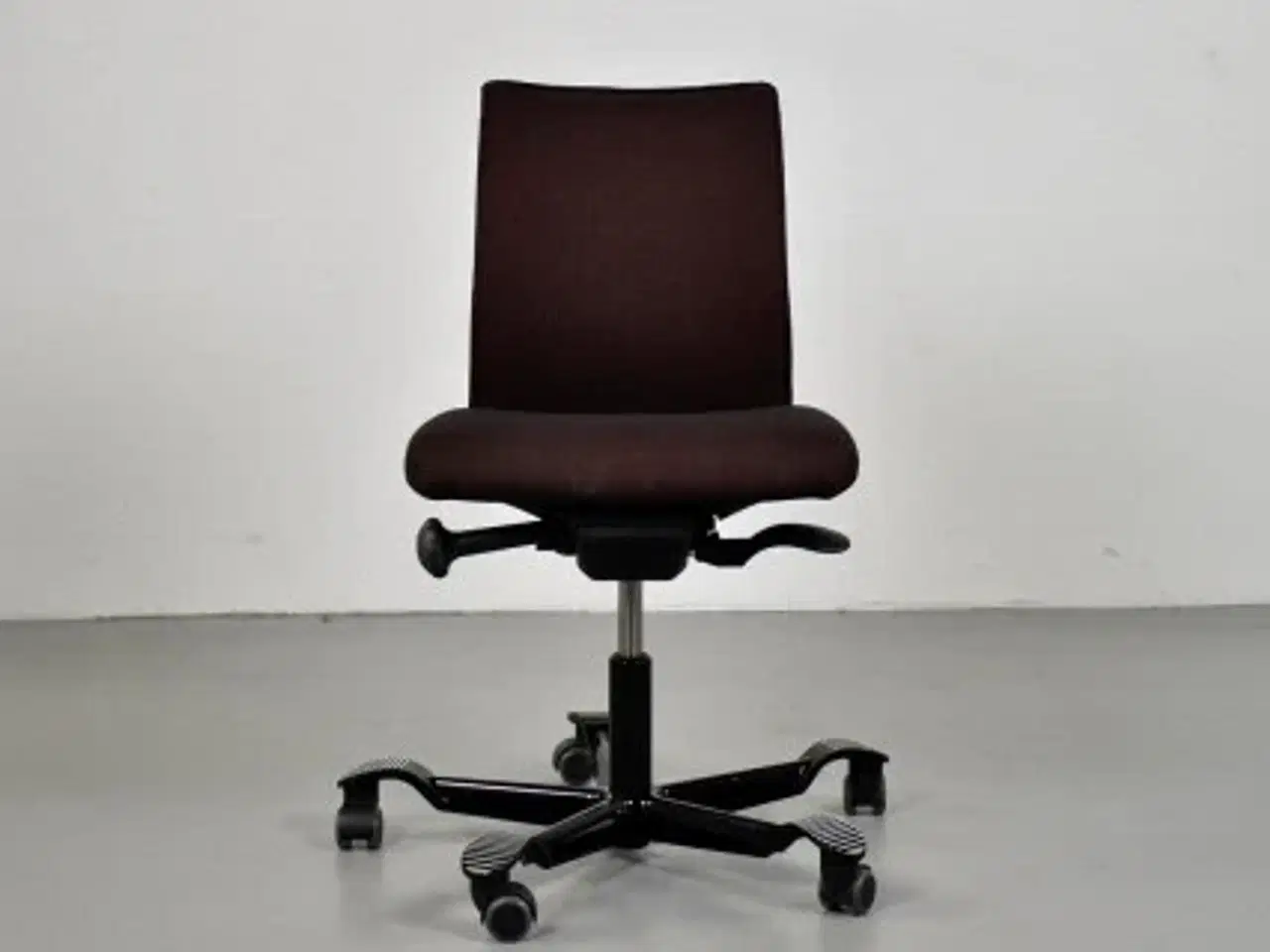 Billede 1 - Häg h05 5200 kontorstol med rødbrun polster og sort stel.