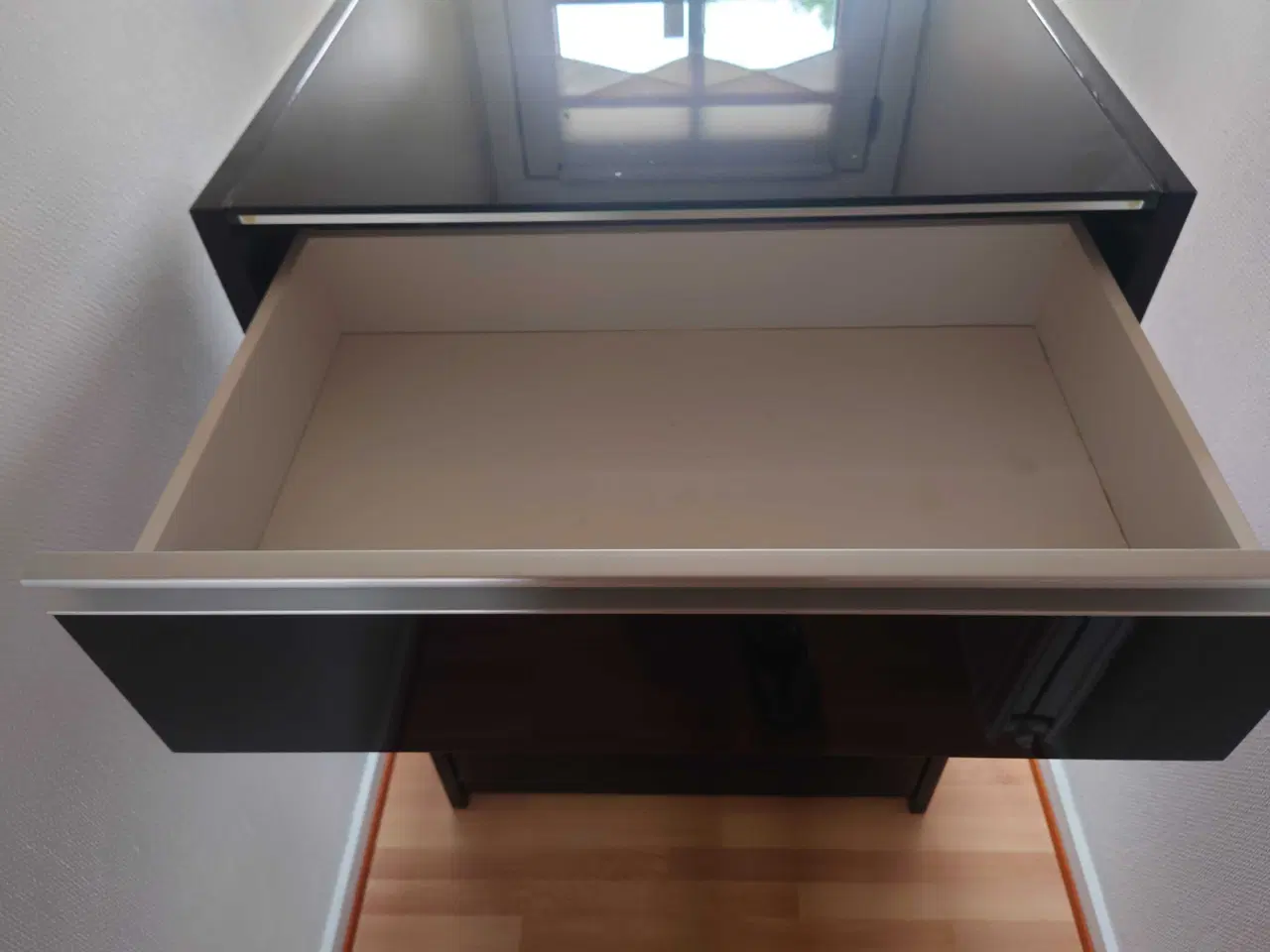 Billede 3 - Kommode i sort glans med glas top