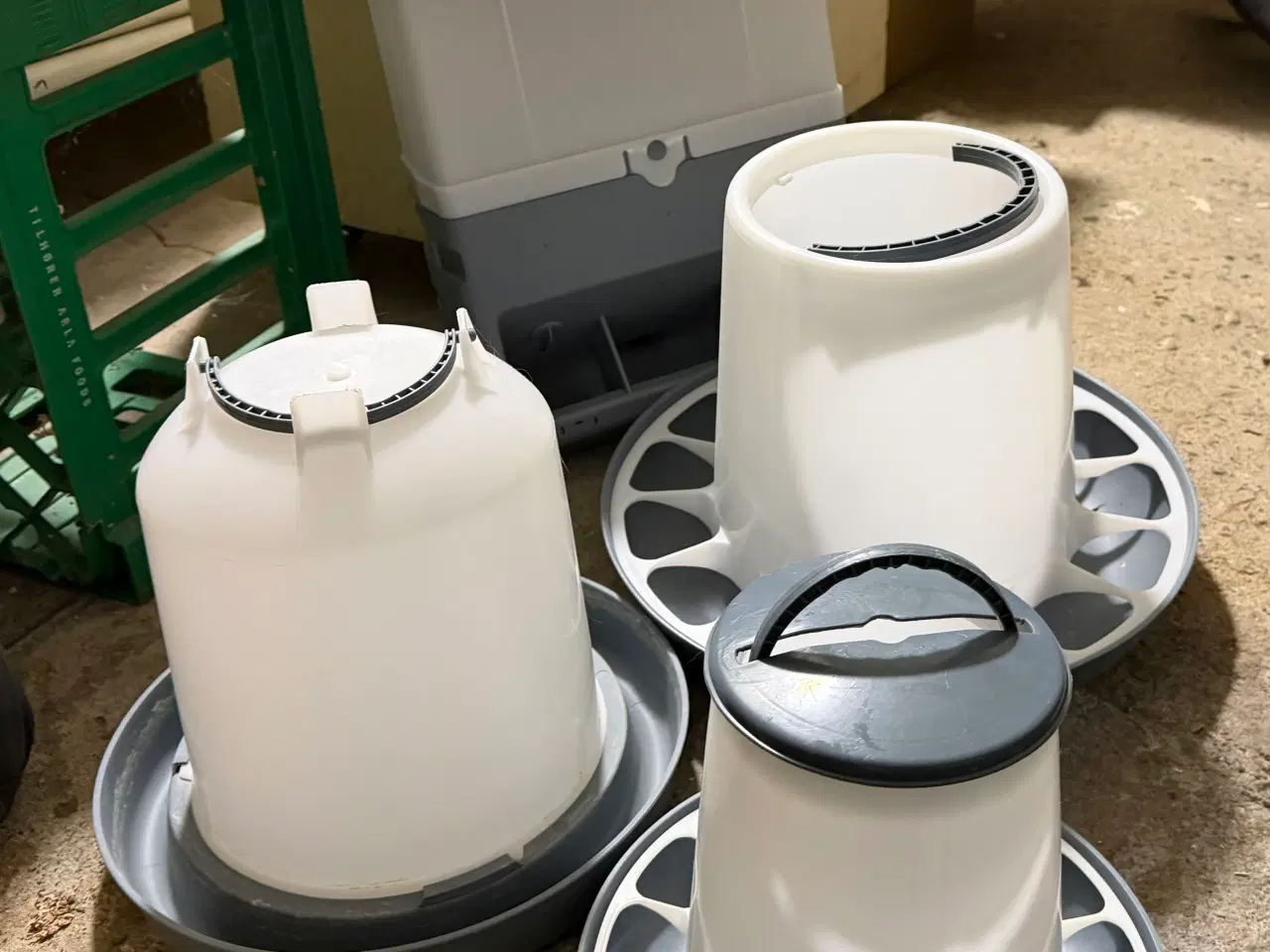 Billede 1 - Foderautomater og en vand 