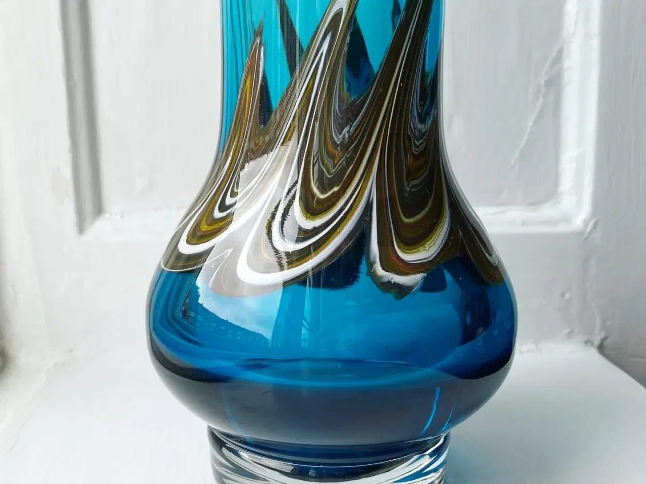 Billede 3 - Tung, blåt glas m brunt mønster