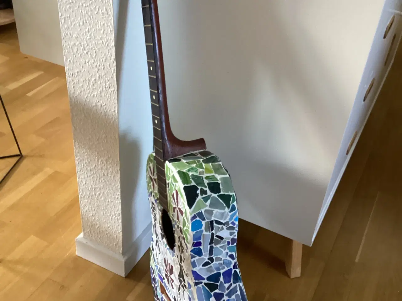 Billede 3 - Pynte guitar med mosaik