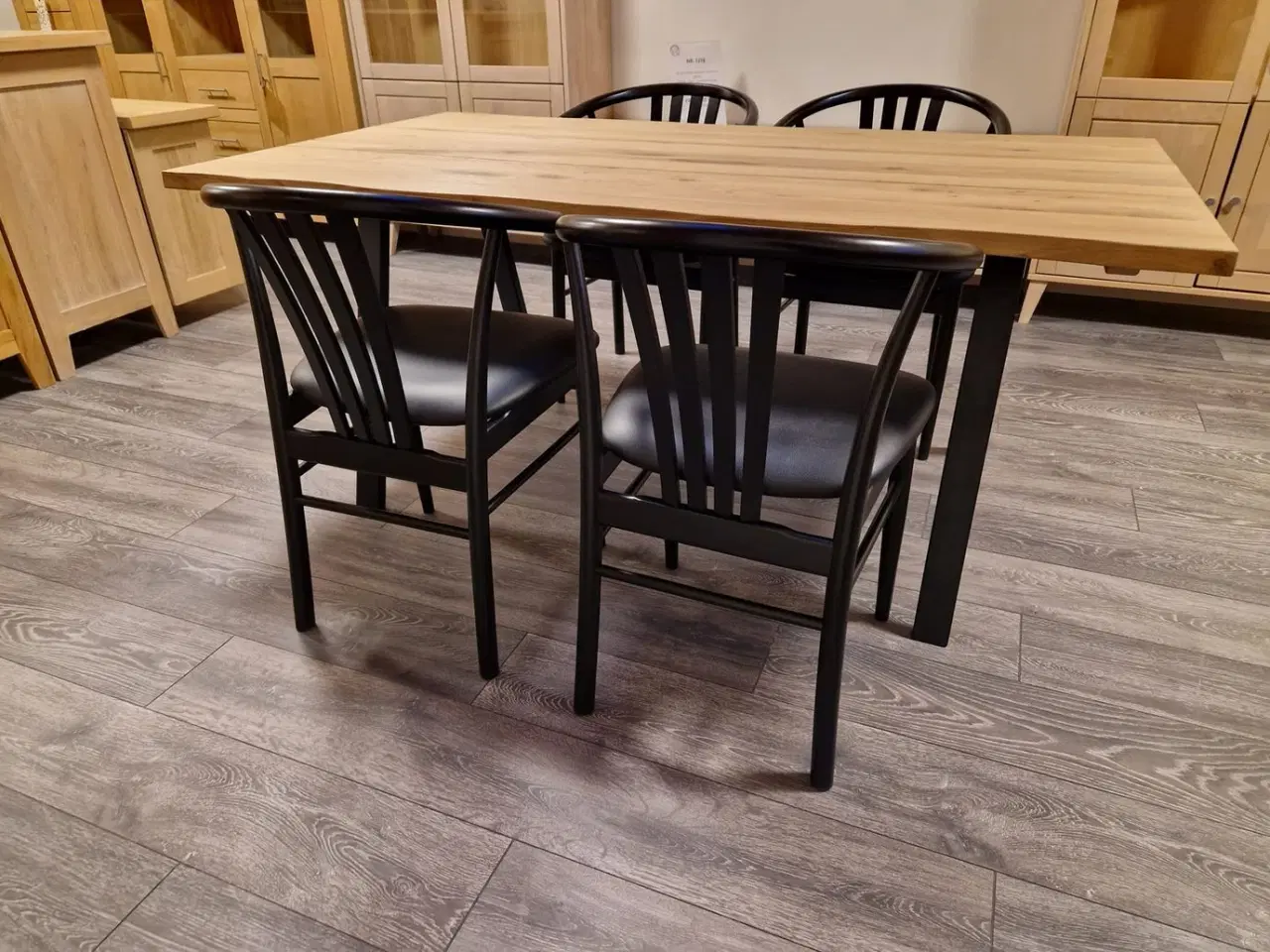 Billede 9 - Nyt plankebord med 4 nye stole.