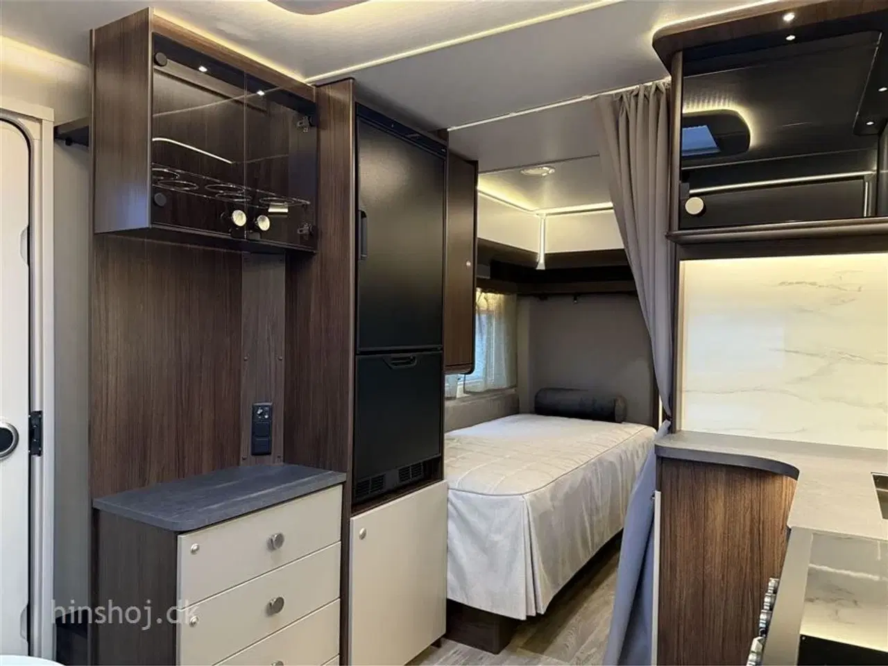 Billede 7 - 2026 - Polar Blueline 590 BS    Polar med enklesenge og stort toiletrum fra Hinshøj Caravan