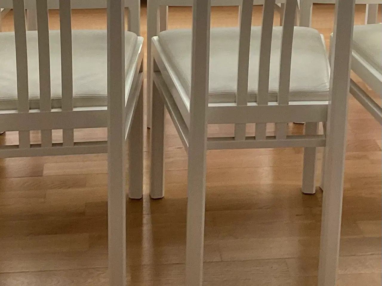 Billede 3 - Spisebord i facetslebetglas med 8 stole