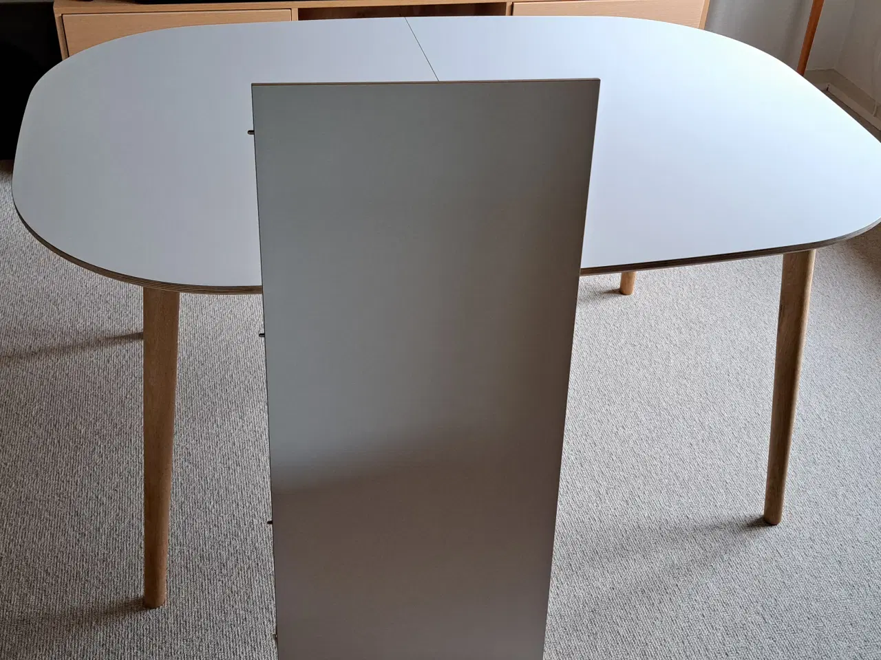 Billede 3 - Flot spisebord i hvid laminat.