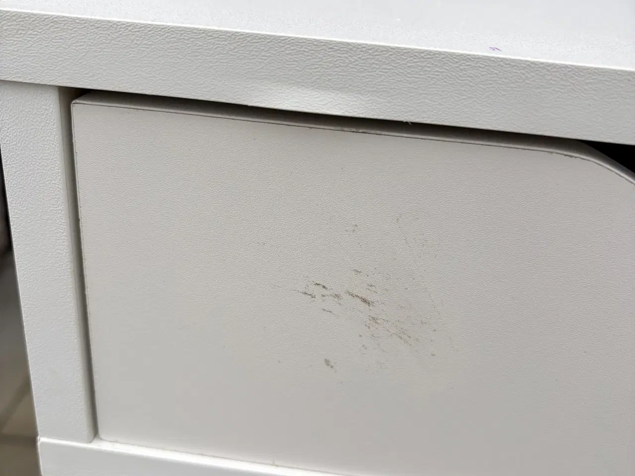 Billede 5 - Brugt skrivebord med 3 skuffer - 110 cm