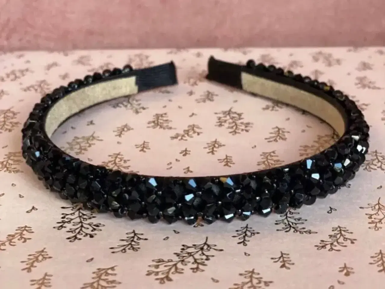 Billede 4 - Smuk sort hårbøjle med glas-look perler i sort
