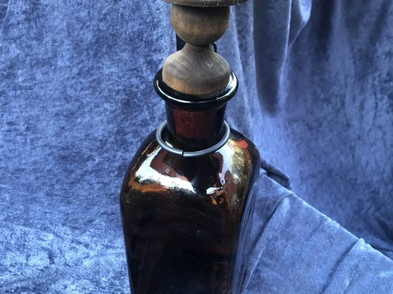 Billede 4 - Brun glas karaffel med træprop – ca 30 cm høj