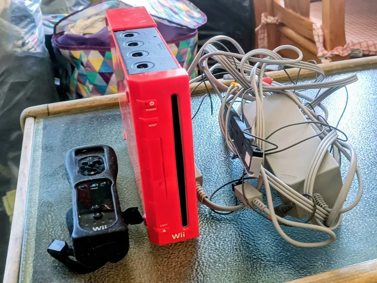 Billede 2 - Rød Nintendo Wii med alle kabler og sort controlle