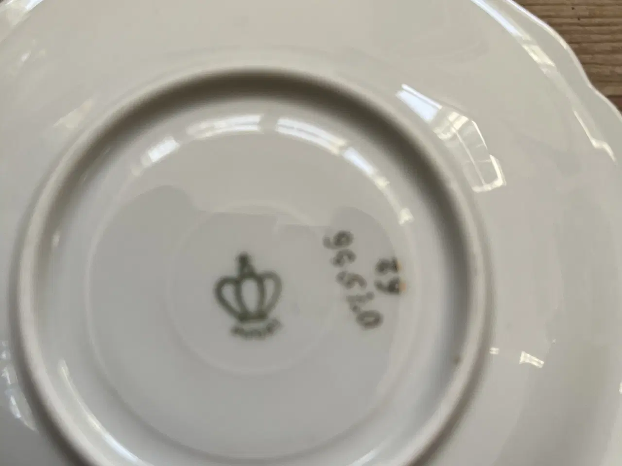 Billede 10 - Hvide kopper med præget mønster og guldkant