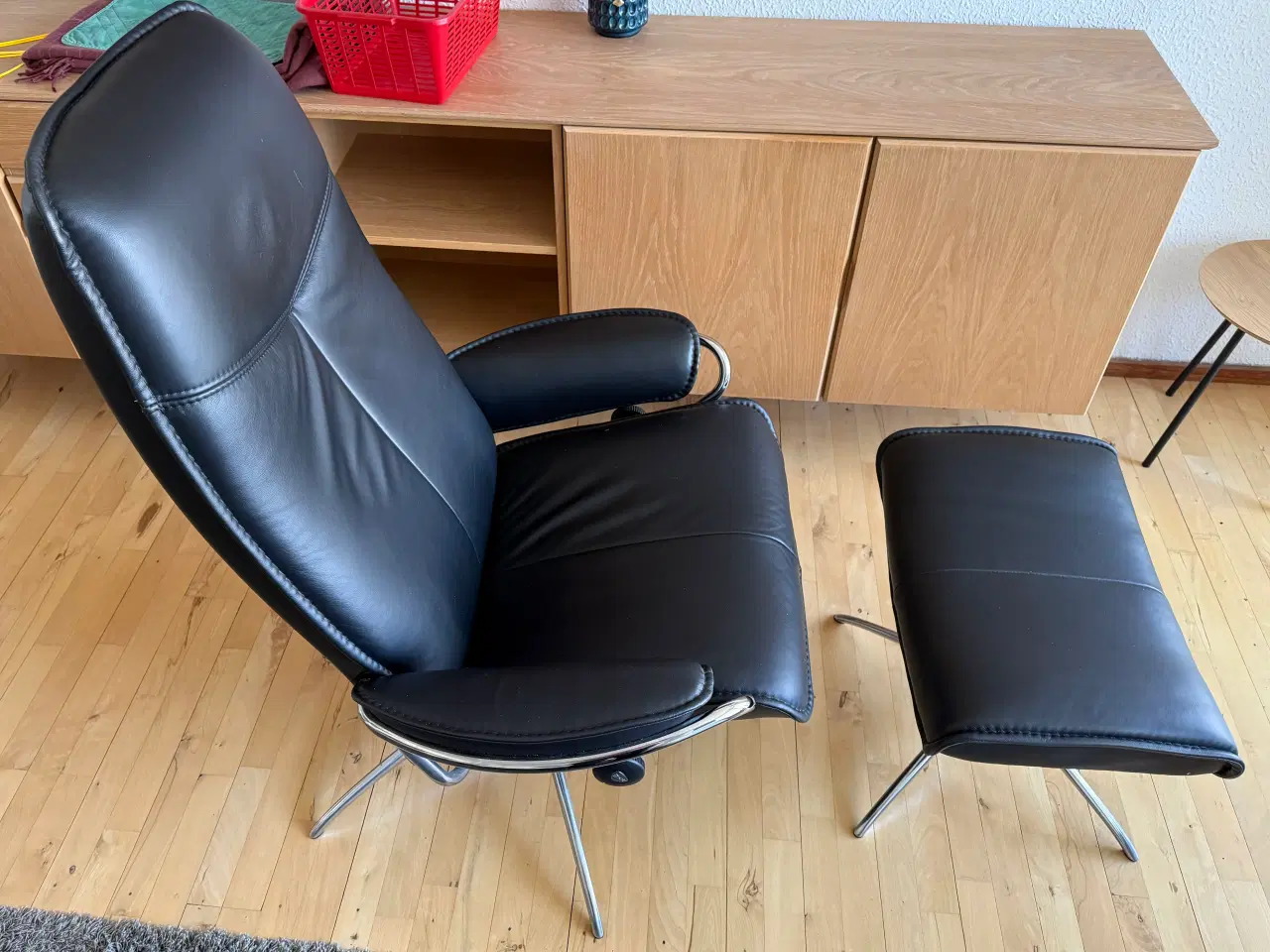 Billede 2 - Stressless City lænestol i læder inkl fodskammel