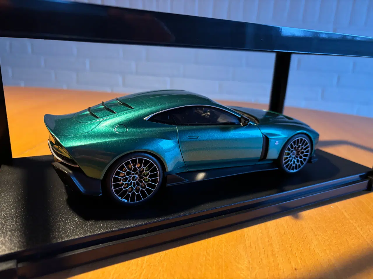 Billede 3 - Aston Martin Valour 1:18