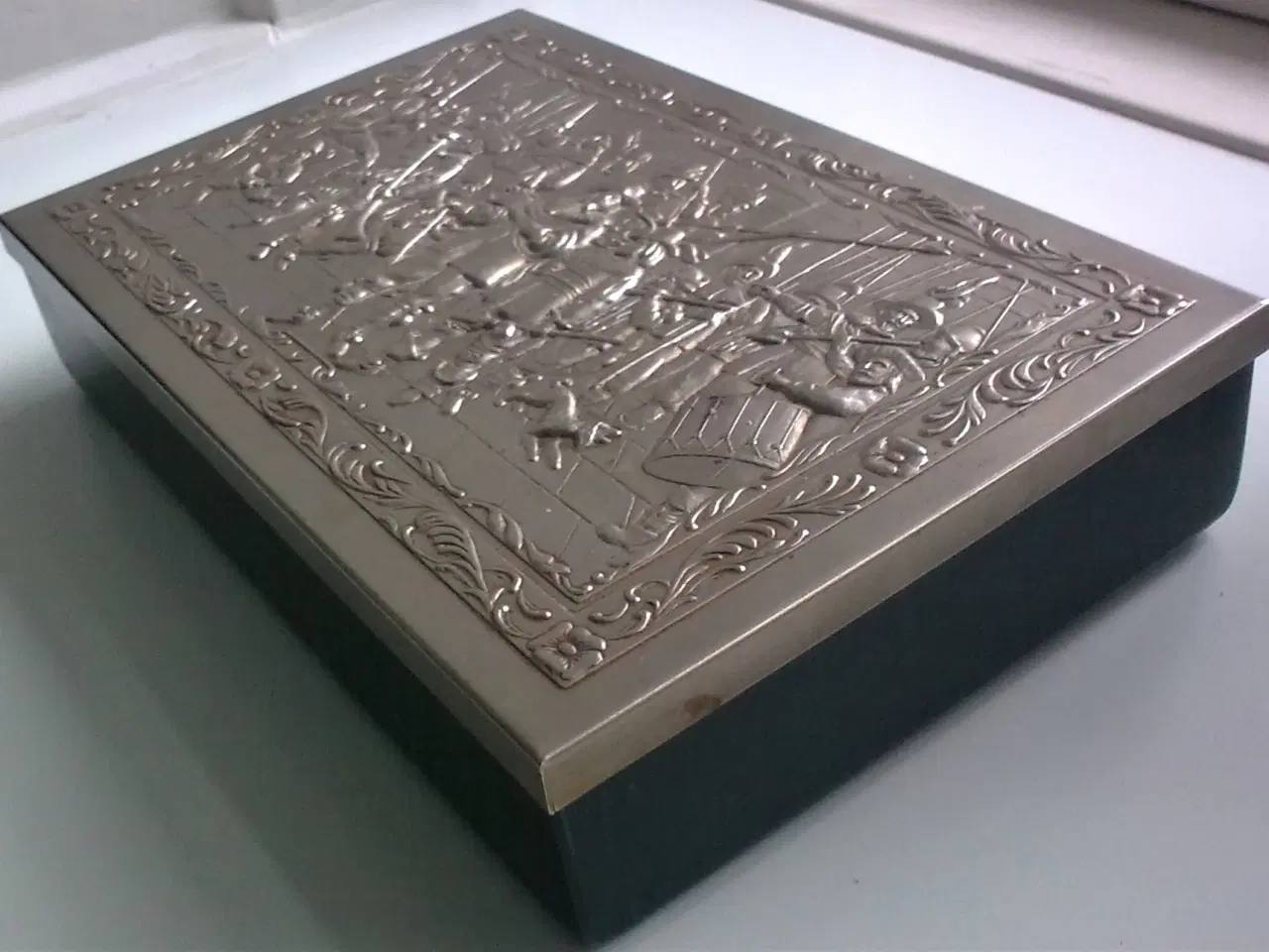 Billede 2 - Kongens krig på konfekt æske skrin