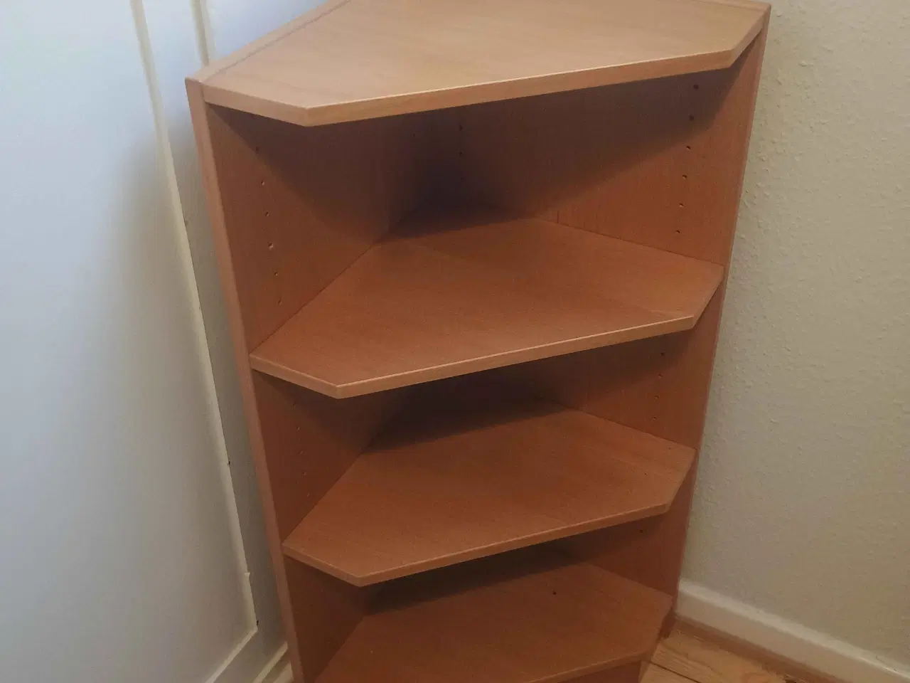 Billede 1 - Fikst lille hjørneskab/reol - Fjernes 23/11
