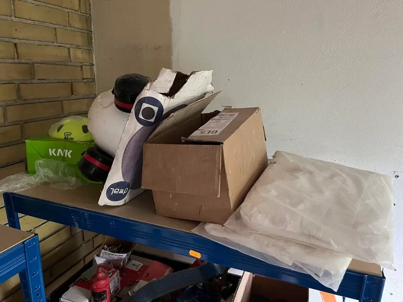 Billede 2 - Reol med indhold