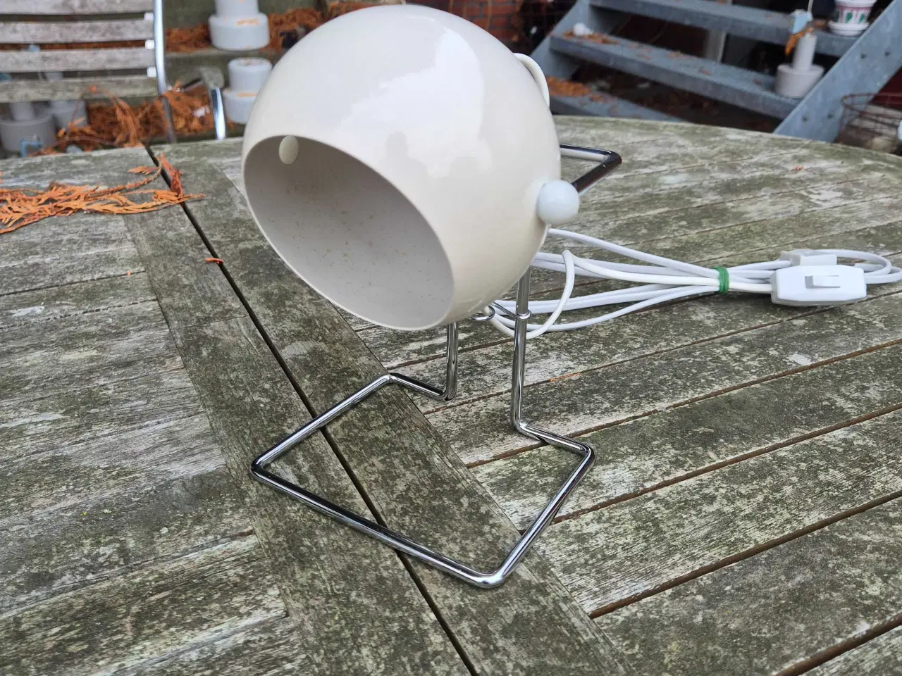 Billede 2 - Herlig bordlampe med hvid kugleskærm