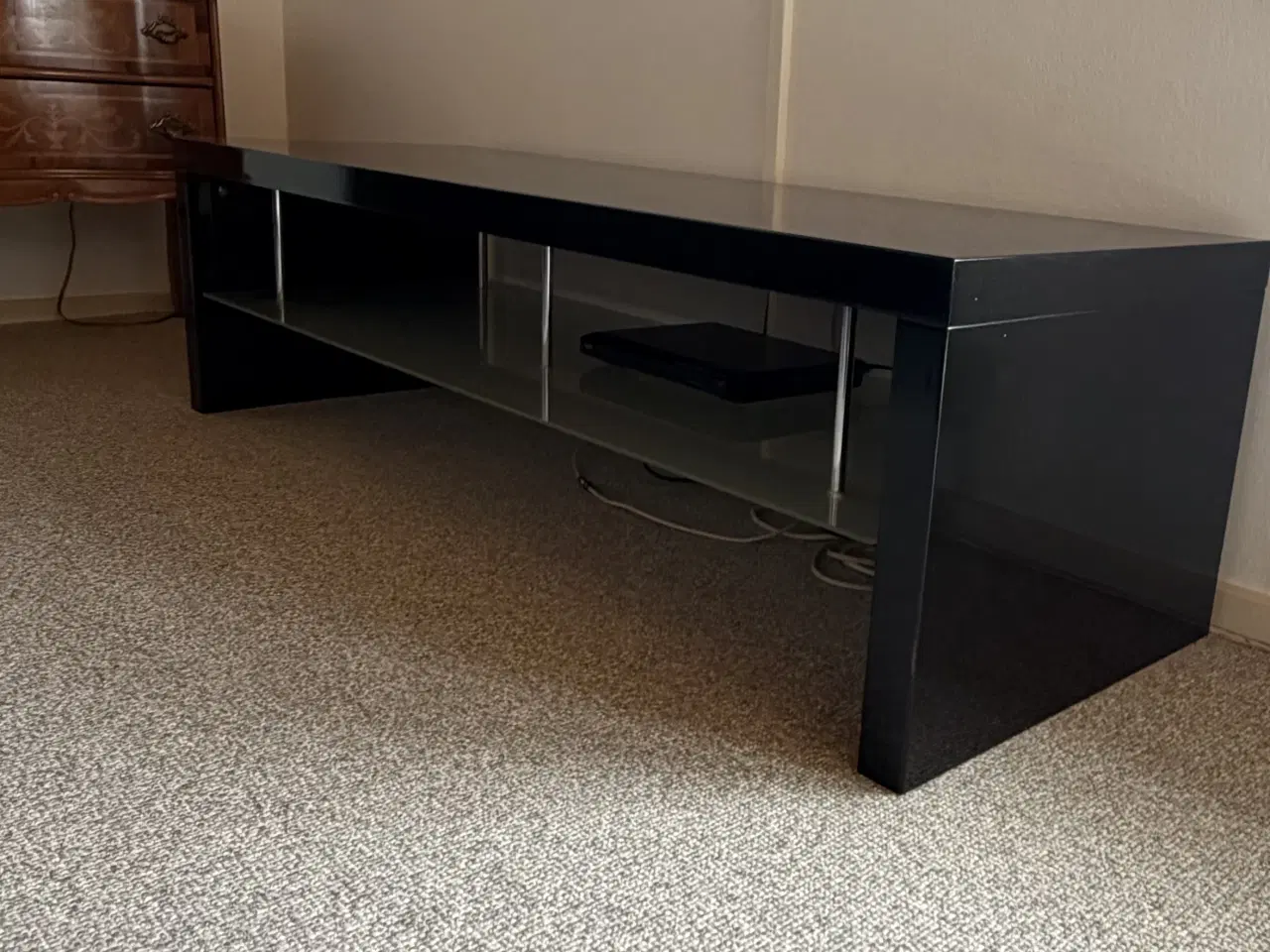 Billede 2 - TV bord i sort højglans 