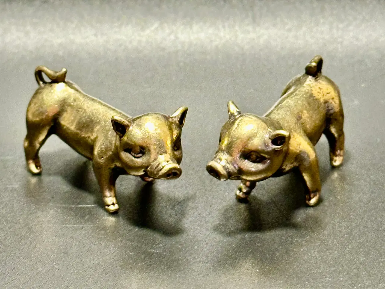 Billede 4 - To miniature grisefigurer håndstøbt af messing