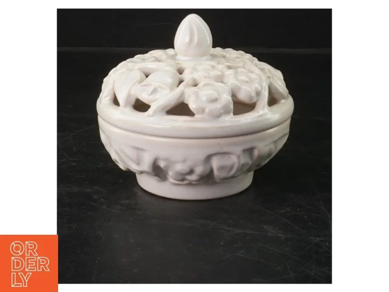 Billede 2 - Dekorativ porcelænskrukke med låg fra L. Hjorth (str. Ø  12 cm)